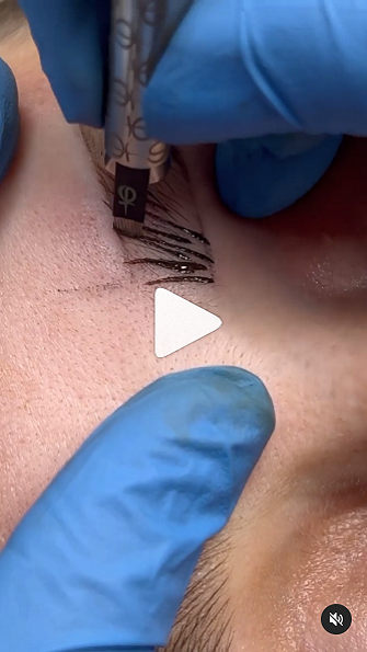 Artista haciendo microblading de cejas usando la Artist Blade U18 con guantes estériles.